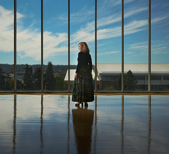 곤자가 대학교 몰입형 야외 학습 프로그램의 등산가가 샤론의 바위 꼭대기에 서 있다.