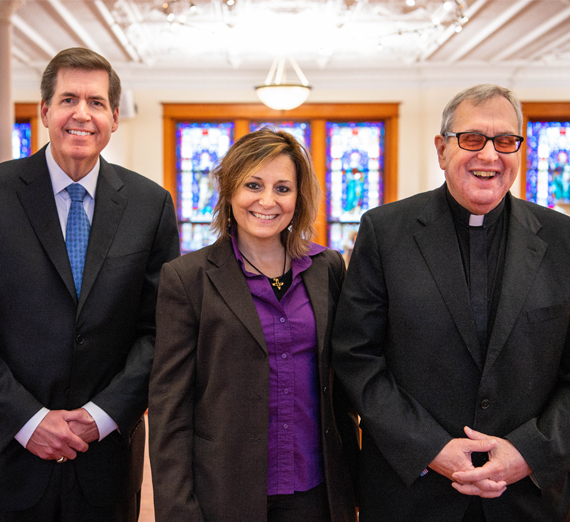 컬리지 홀과 성 알로이시우스의 스피어를 보여주는 캠퍼스의 공중 촬영