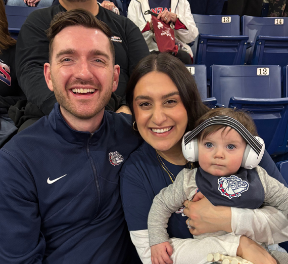 컬리지 홀과 성 알로이시우스의 스피어를 보여주는 캠퍼스의 공중 촬영